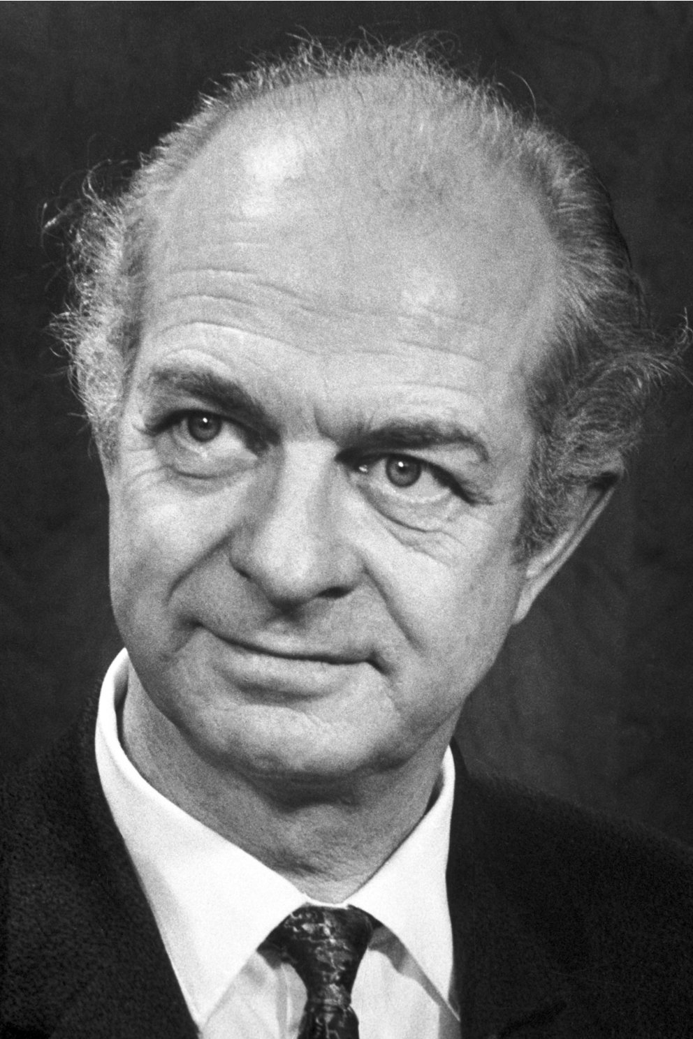 Historical photograph of Linus Pauling, 1962.