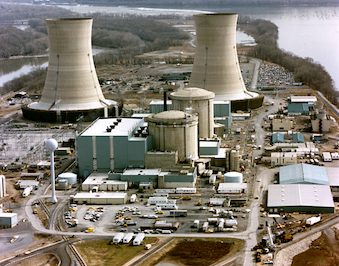 Three Mile Island nuclear plant in Pennsylvania. The two reactor cores are in the foreground of the larger cooling towers behind. Source: U.