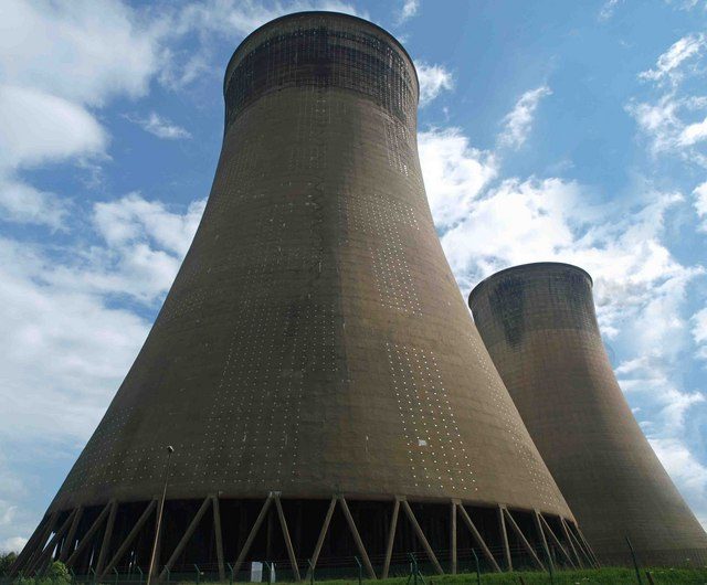 Cooling towers of the Eggborough coal power plant (1967, 1960 MW) in the United Kingdom. In these towers, the heat extracted from the water in the condenser is dissipated into the atmosphere. This cooling is done through a secondary water circuit, which is brought into contact with the atmosphere and partially evaporates.