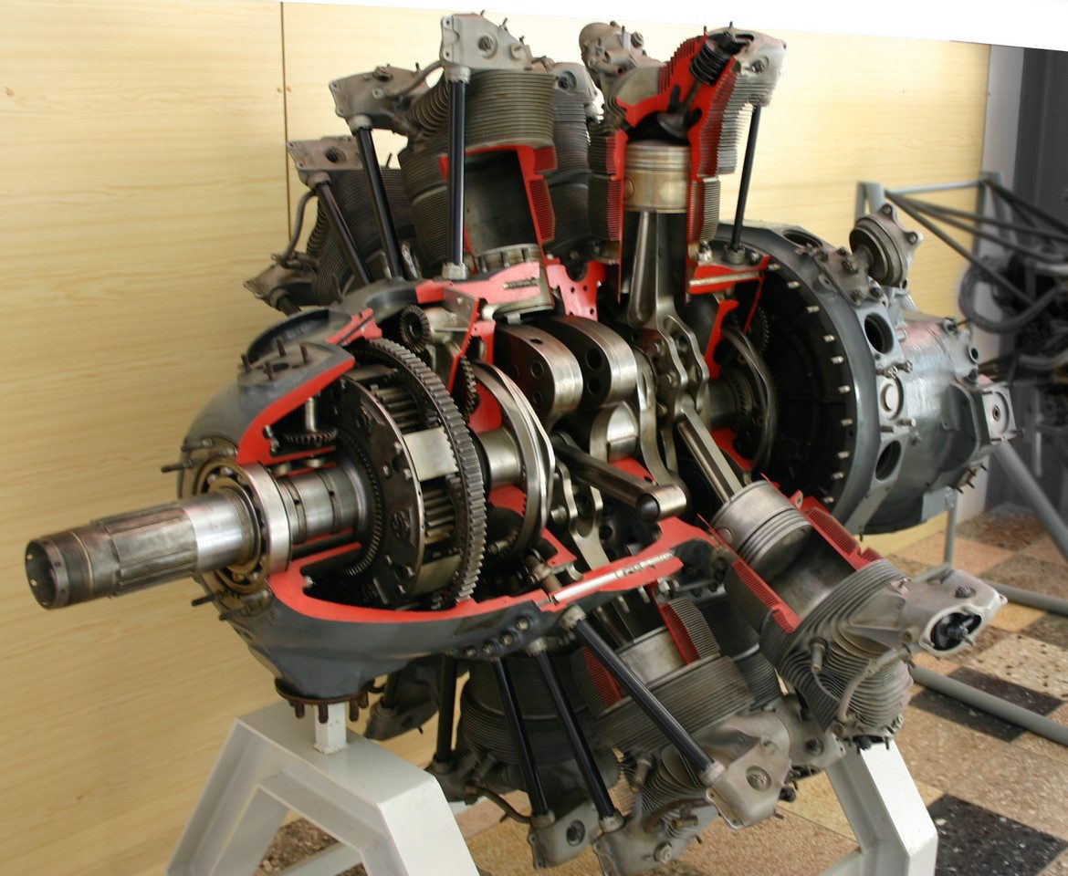 Cross-section of a Pratt & Whitney Twin Wasp engine (1932), showing the internal arrangement with connecting rods and crankshafts connecting the two rows of seven pistons arranged in a star pattern. The engine, with a displacement of 30 L, produced over 1000 hp and was produced in over 170 000 units.