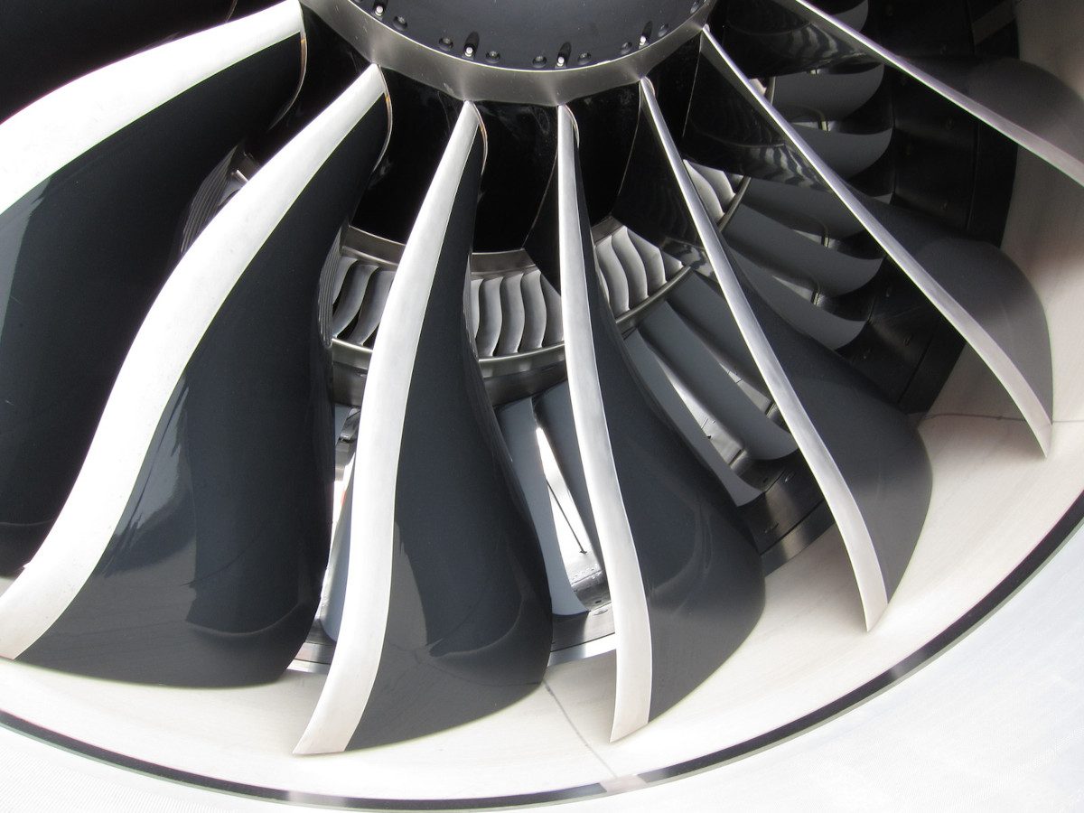 Air intake of one of the four General Electric GEnx-2B turbofans equipping a Boeing 747-8. The two-color fan blades are visible in the foreg