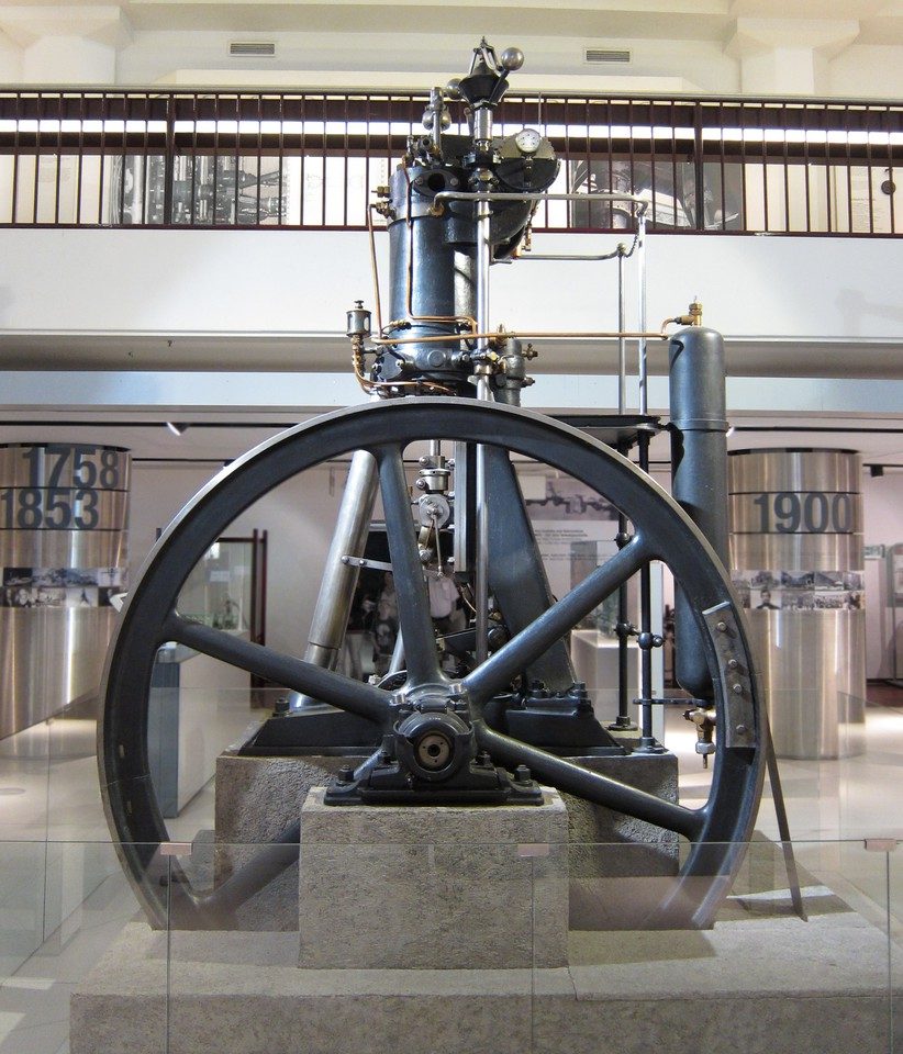 Diesel's third prototype, and his first operational engine. The cylinder diameter was $25 cm$ and the stroke reached $40 cm$. It would be tested at the technical university of Munich where it achieved $26.2 \%$ efficiency in 1897. It is exhibited at the *Deutsches Museum*.