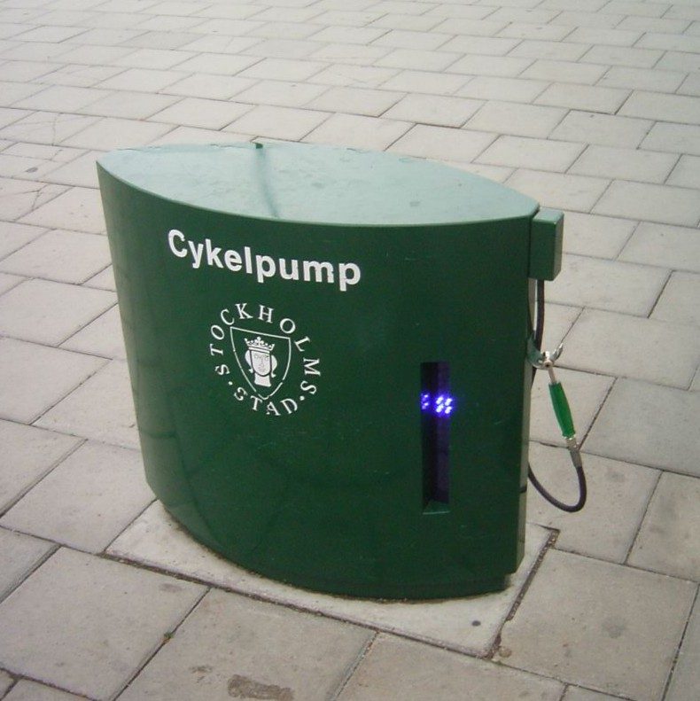 Public air compressor in Stockholm for cyclists. A heat exchanger integrated under the bodywork fortunately ensures the temperatures calculated in this problem are never attained.