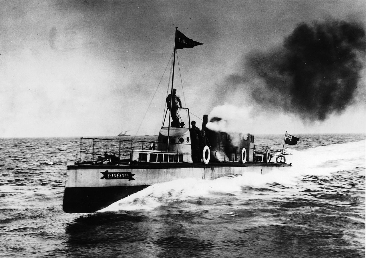 The Turbinia, Charles Parsons’ yacht used as a demonstrator for his research in maritime propulsion. With its three steam turbines and nine propellers, it reached 60 km/h and allowed its owner to ridicule the Royal Navy during Queen Victoria’s jubilee parade in 1897.