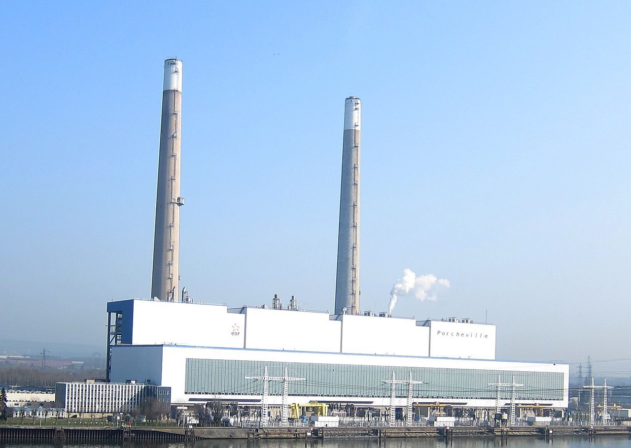 The Porcheville power plant, running on coal until 1987, then on oil until 2017, when it closed down. It mainly served peak demands.