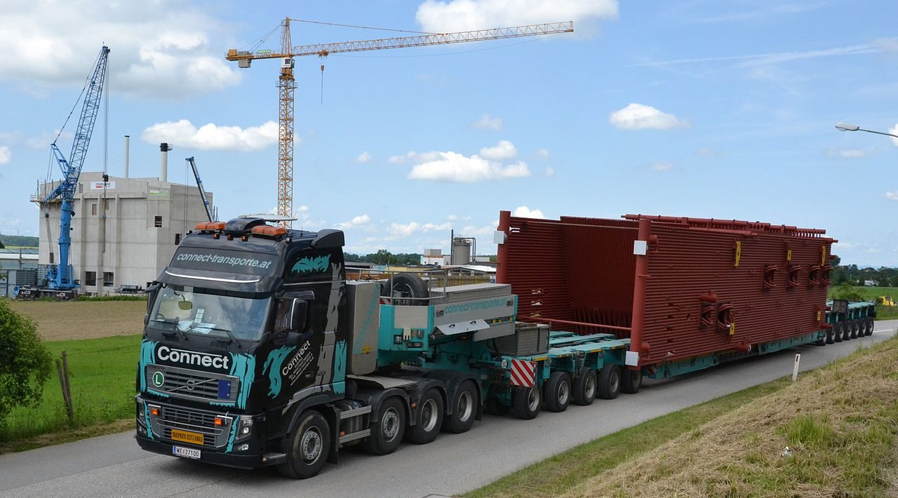 Transport of the boiler for a wood power plant capable of withstanding a pressure of 100 bar.